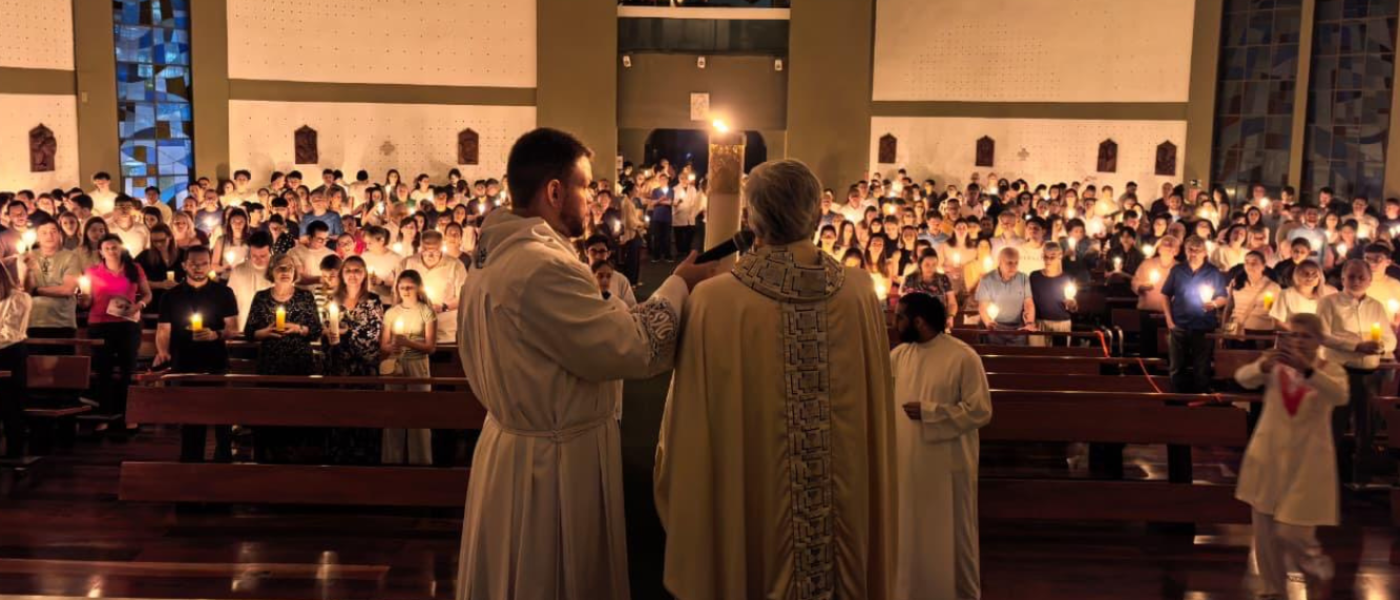 Fica conosco, pois cai a tarde e o dia já declina“Jesus entrou então para ficar com eles”